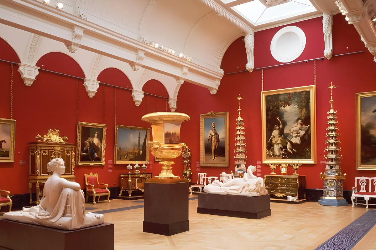 Royal dining table setting